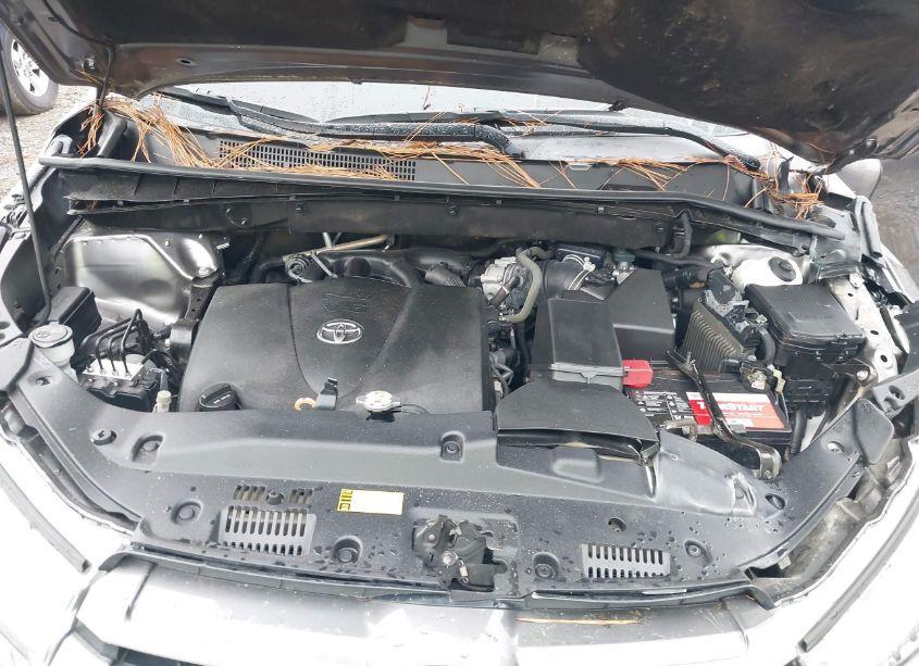 Photo 10 of 2018 Toyota Highlander XLE (VIN 5TDKZRFH2JS541341)