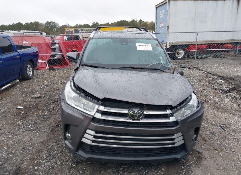 Photo 12 of 2018 Toyota Highlander XLE (VIN 5TDKZRFH2JS541341)
