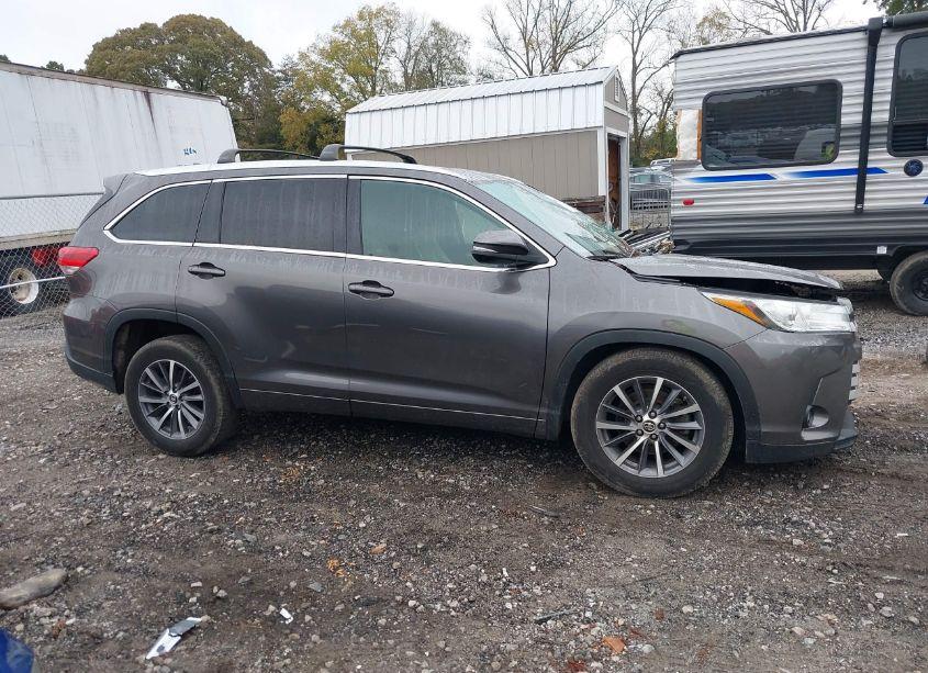 Photo 13 of 2018 Toyota Highlander XLE (VIN 5TDKZRFH2JS541341)