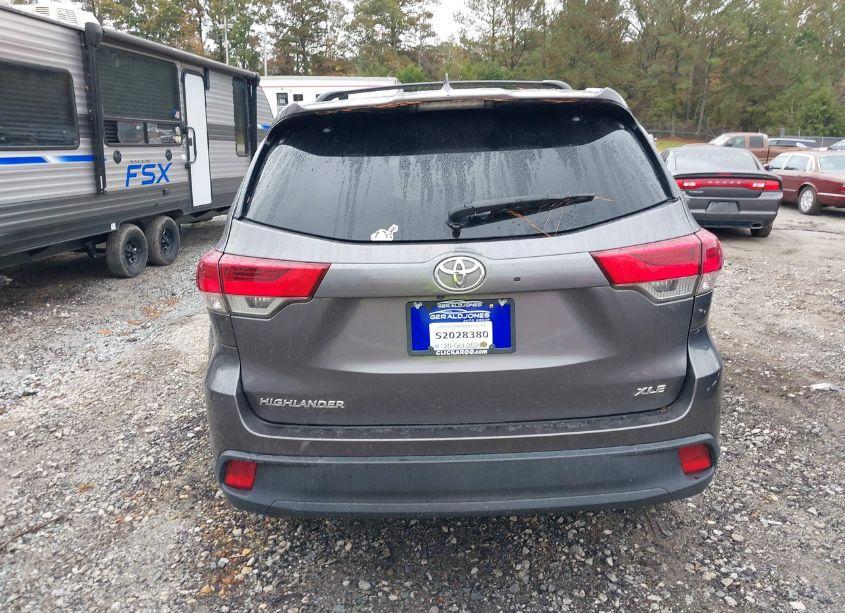 Photo 16 of 2018 Toyota Highlander XLE (VIN 5TDKZRFH2JS541341)