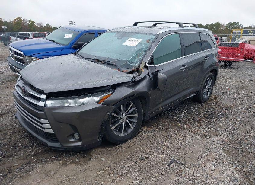 Photo 2 of 2018 Toyota Highlander XLE (VIN 5TDKZRFH2JS541341)