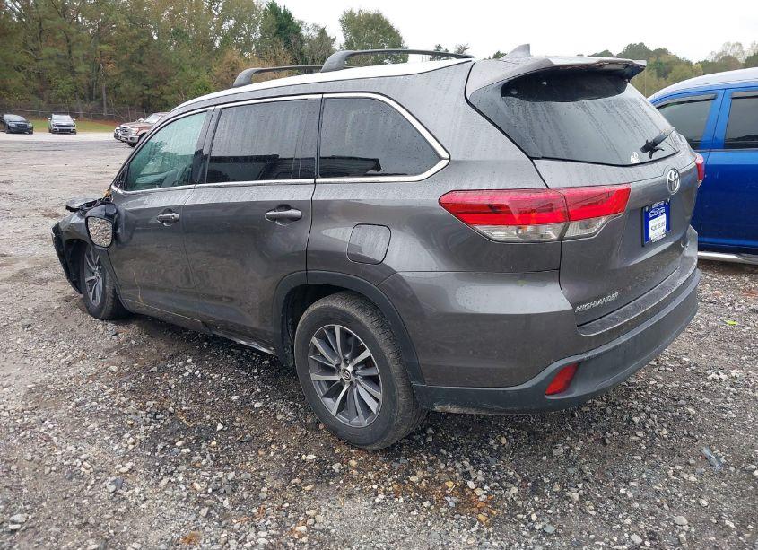 Photo 3 of 2018 Toyota Highlander XLE (VIN 5TDKZRFH2JS541341)