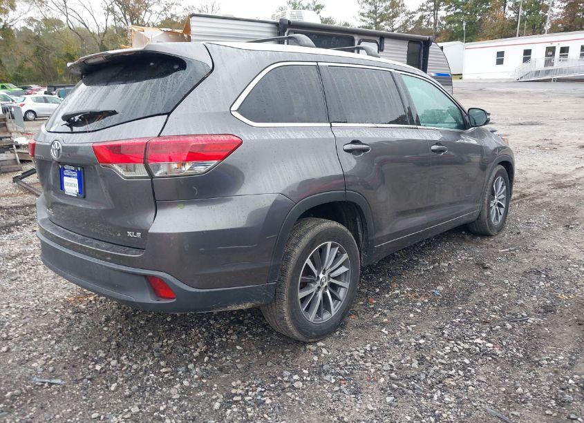 Photo 4 of 2018 Toyota Highlander XLE (VIN 5TDKZRFH2JS541341)