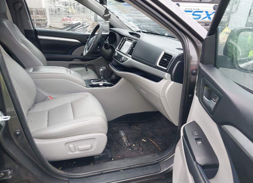 Photo 5 of 2018 Toyota Highlander XLE (VIN 5TDKZRFH2JS541341)