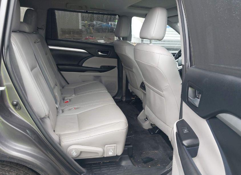 Photo 8 of 2018 Toyota Highlander XLE (VIN 5TDKZRFH2JS541341)