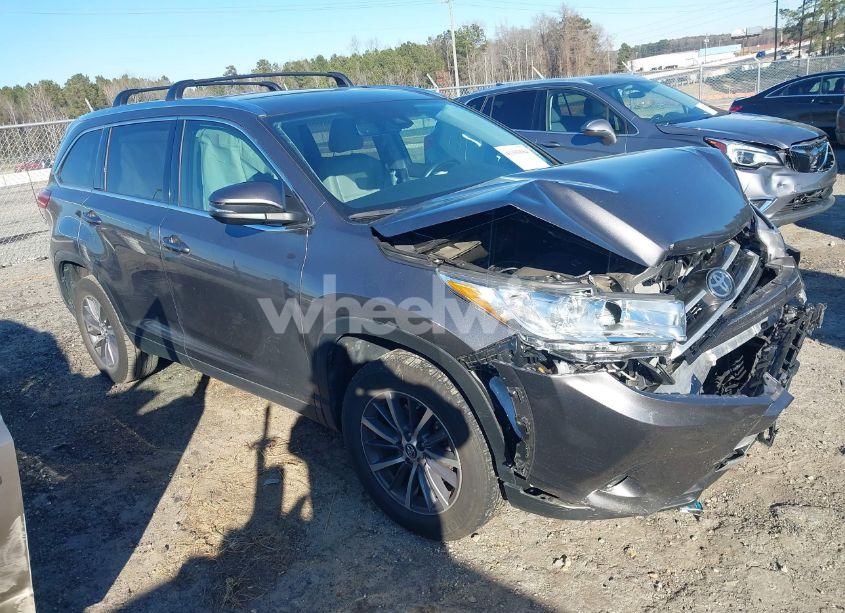 2019 Toyota Highlander XLE (VIN 5TDKZRFH2KS338158) main photo