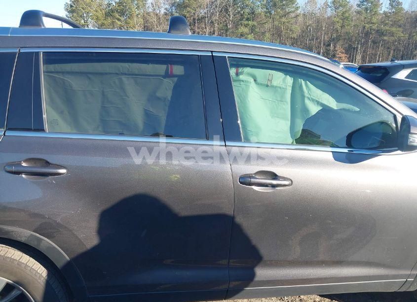 Photo 13 of 2019 Toyota Highlander XLE (VIN 5TDKZRFH2KS338158)