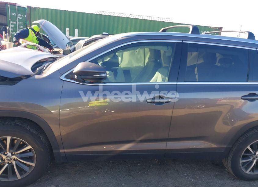 Photo 14 of 2019 Toyota Highlander XLE (VIN 5TDKZRFH2KS338158)