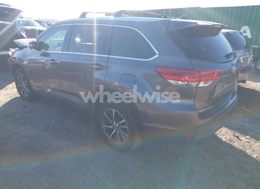 Photo 3 of 2019 Toyota Highlander XLE (VIN 5TDKZRFH2KS338158)