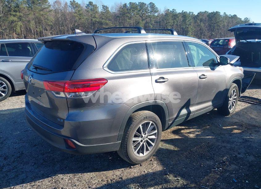 Photo 4 of 2019 Toyota Highlander XLE (VIN 5TDKZRFH2KS338158)