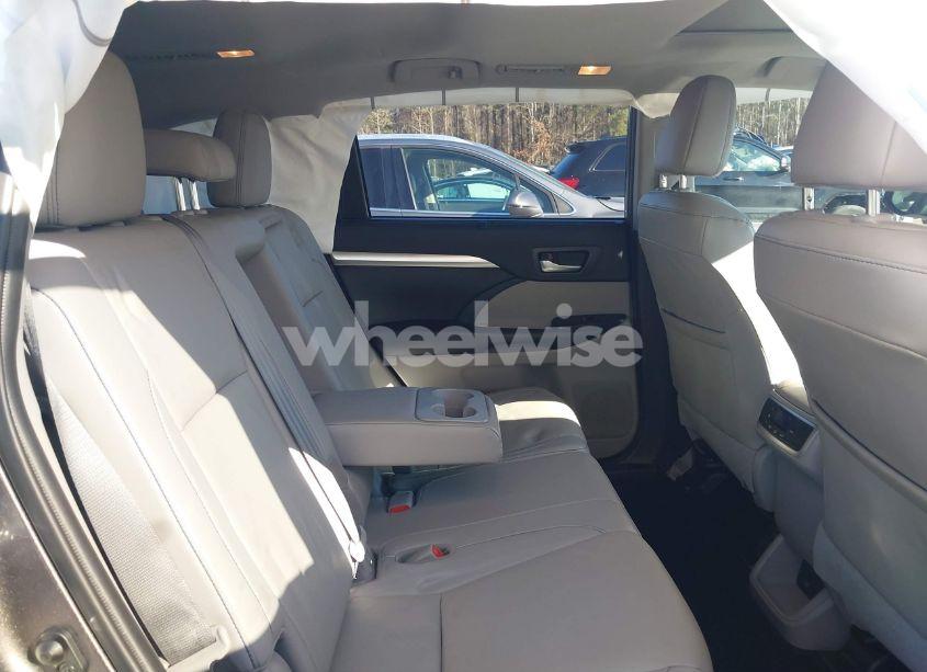 Photo 8 of 2019 Toyota Highlander XLE (VIN 5TDKZRFH2KS338158)