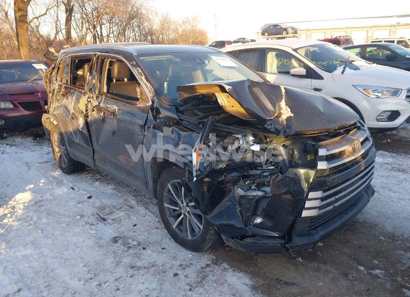 2019 Toyota Highlander XLE (VIN 5TDKZRFH2KS556519) main photo