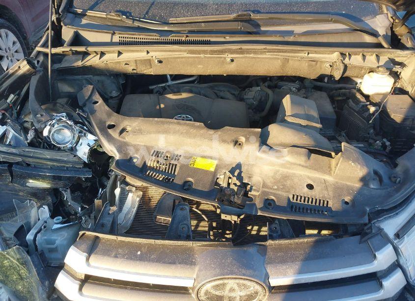 Photo 10 of 2019 Toyota Highlander XLE (VIN 5TDKZRFH2KS556519)