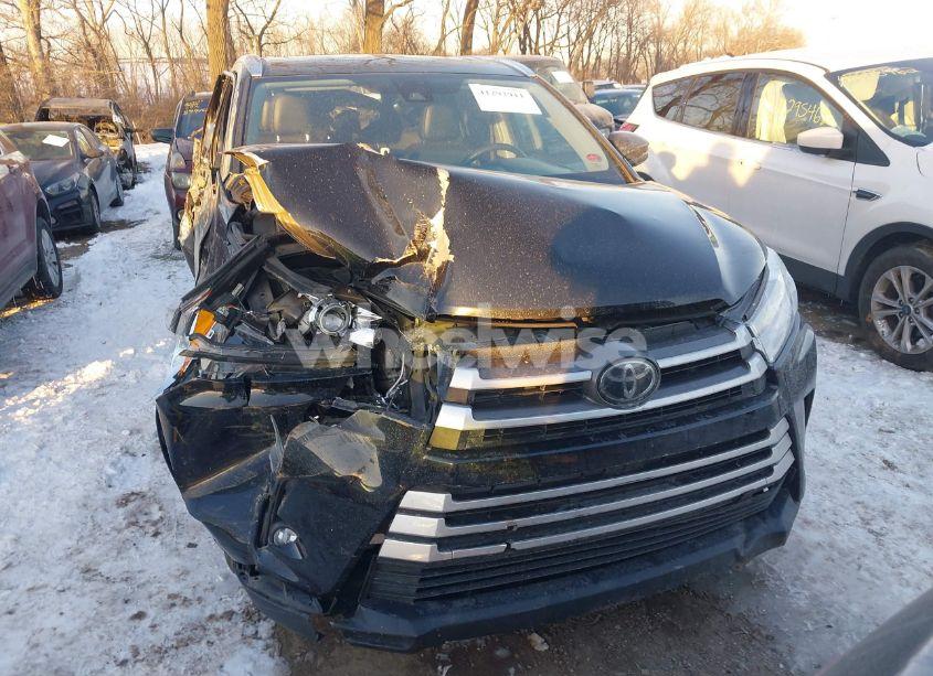 Photo 12 of 2019 Toyota Highlander XLE (VIN 5TDKZRFH2KS556519)