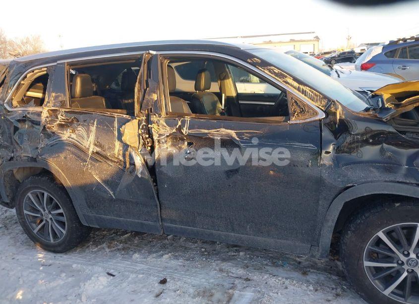 Photo 13 of 2019 Toyota Highlander XLE (VIN 5TDKZRFH2KS556519)