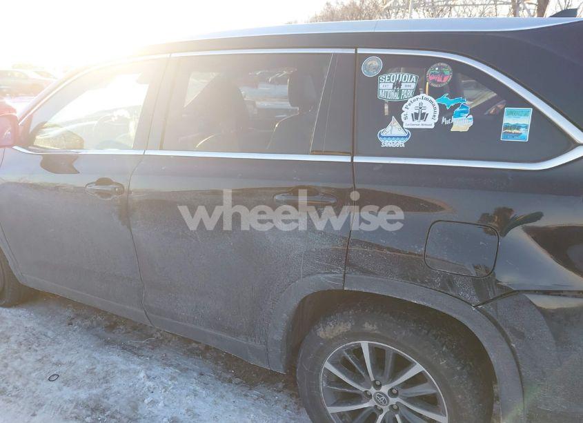 Photo 14 of 2019 Toyota Highlander XLE (VIN 5TDKZRFH2KS556519)