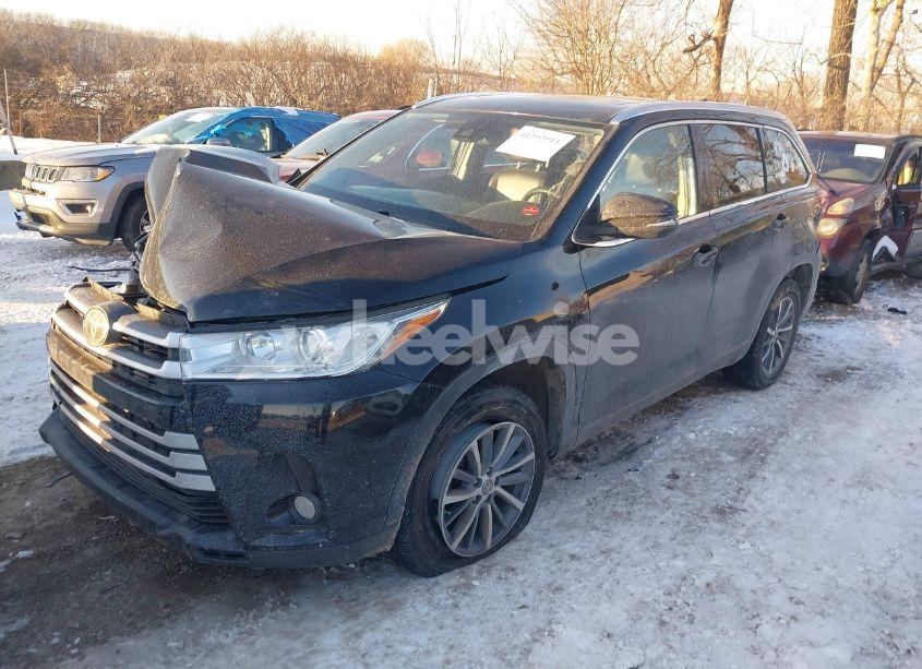 Photo 2 of 2019 Toyota Highlander XLE (VIN 5TDKZRFH2KS556519)