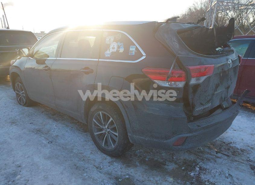 Photo 3 of 2019 Toyota Highlander XLE (VIN 5TDKZRFH2KS556519)