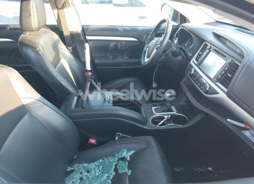 Photo 5 of 2019 Toyota Highlander XLE (VIN 5TDKZRFH2KS556519)