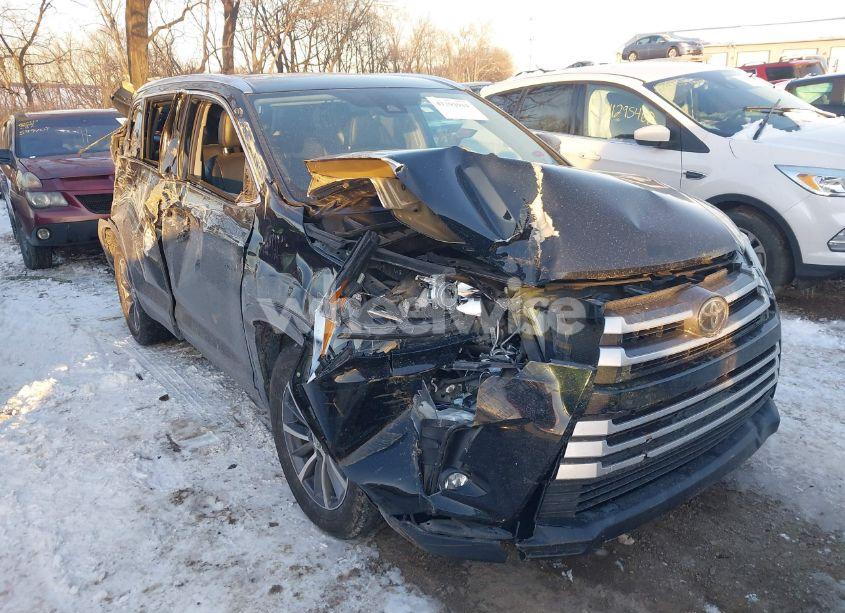 Photo 6 of 2019 Toyota Highlander XLE (VIN 5TDKZRFH2KS556519)