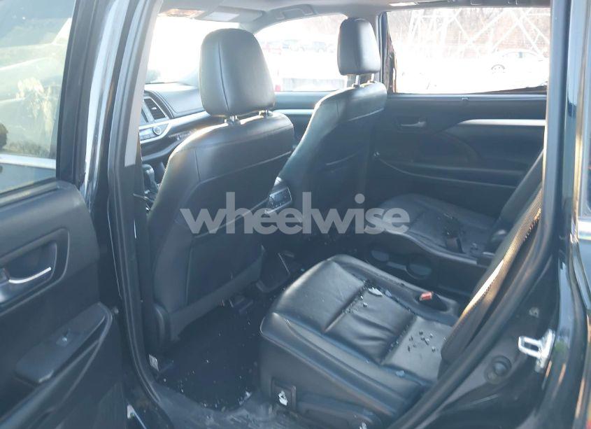 Photo 8 of 2019 Toyota Highlander XLE (VIN 5TDKZRFH2KS556519)