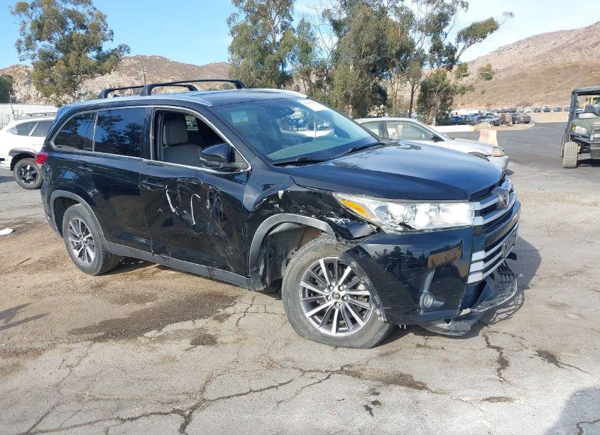 2019 Toyota Highlander XLE (VIN 5TDKZRFH2KS568394) main photo