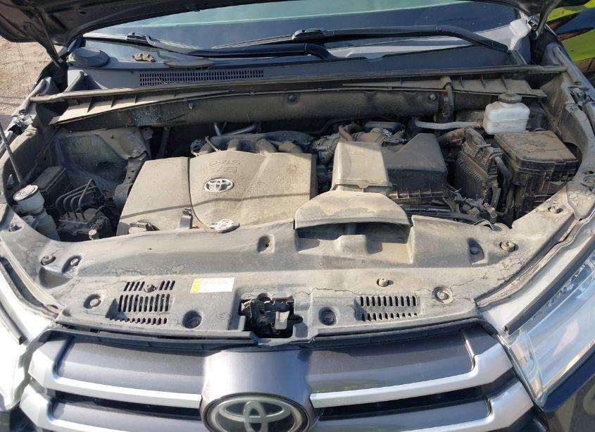 Photo 10 of 2019 Toyota Highlander XLE (VIN 5TDKZRFH2KS568394)