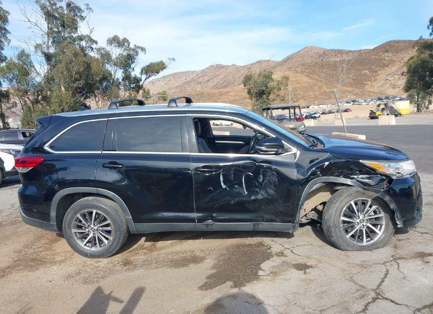 Photo 13 of 2019 Toyota Highlander XLE (VIN 5TDKZRFH2KS568394)