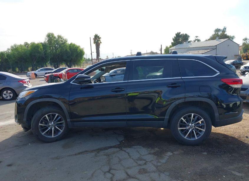 Photo 14 of 2019 Toyota Highlander XLE (VIN 5TDKZRFH2KS568394)