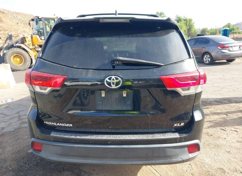 Photo 16 of 2019 Toyota Highlander XLE (VIN 5TDKZRFH2KS568394)