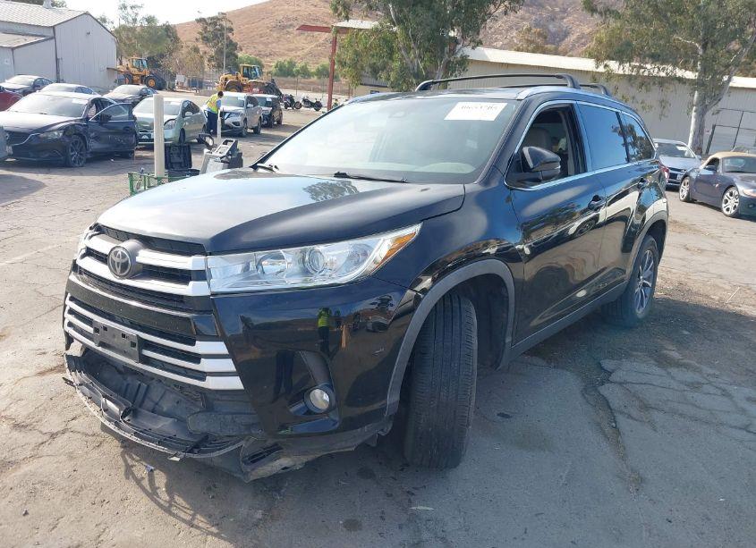 Photo 2 of 2019 Toyota Highlander XLE (VIN 5TDKZRFH2KS568394)