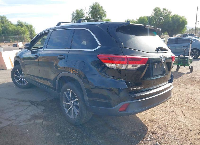 Photo 3 of 2019 Toyota Highlander XLE (VIN 5TDKZRFH2KS568394)