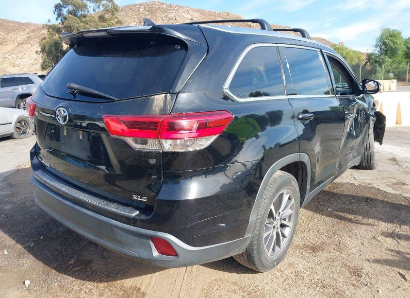 Photo 4 of 2019 Toyota Highlander XLE (VIN 5TDKZRFH2KS568394)