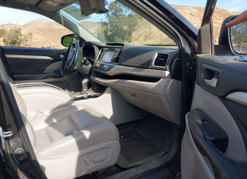 Photo 5 of 2019 Toyota Highlander XLE (VIN 5TDKZRFH2KS568394)