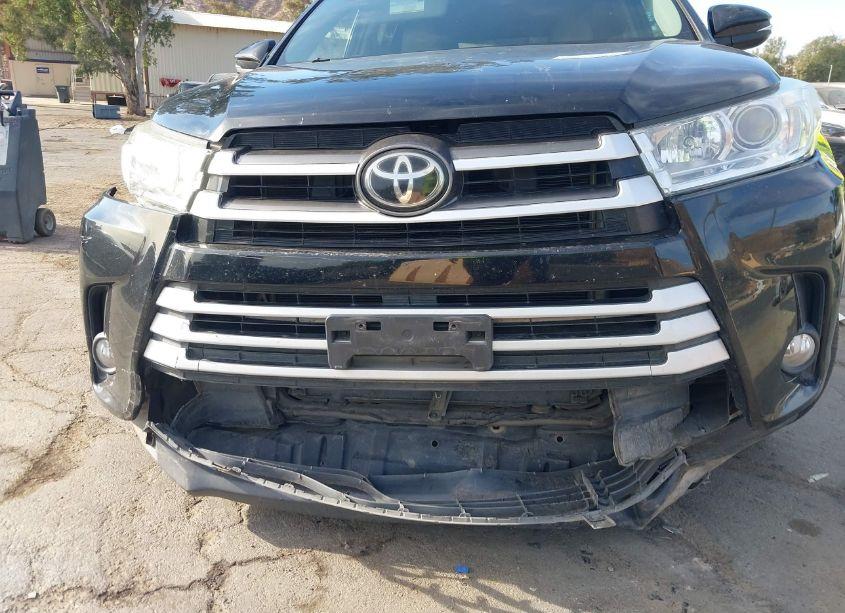 Photo 6 of 2019 Toyota Highlander XLE (VIN 5TDKZRFH2KS568394)