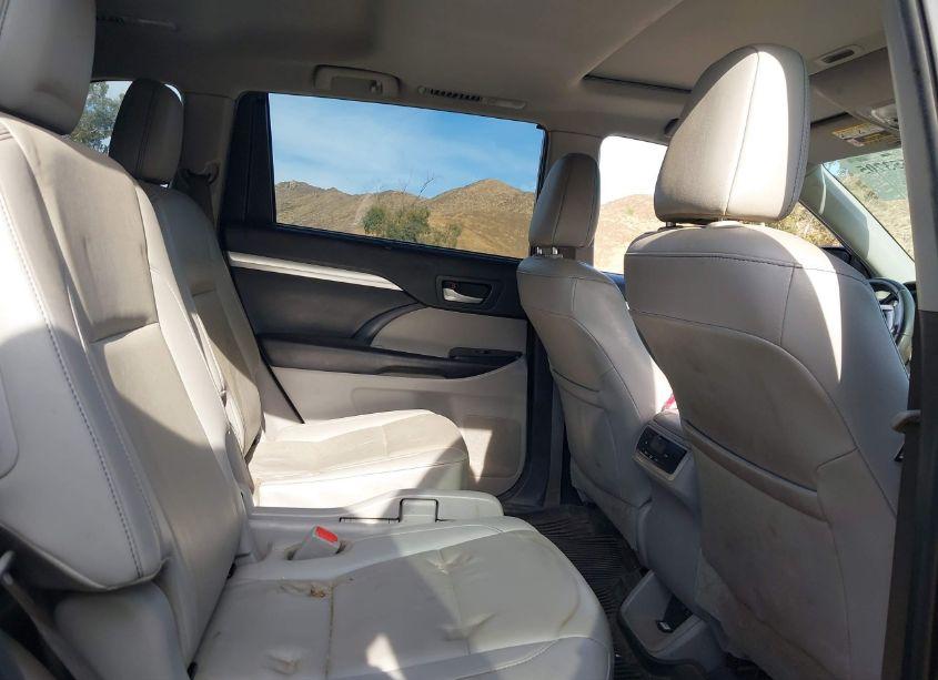 Photo 8 of 2019 Toyota Highlander XLE (VIN 5TDKZRFH2KS568394)