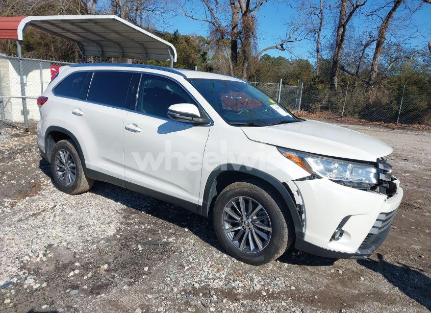 2019 Toyota Highlander XLE (VIN 5TDKZRFH2KS570503) main photo