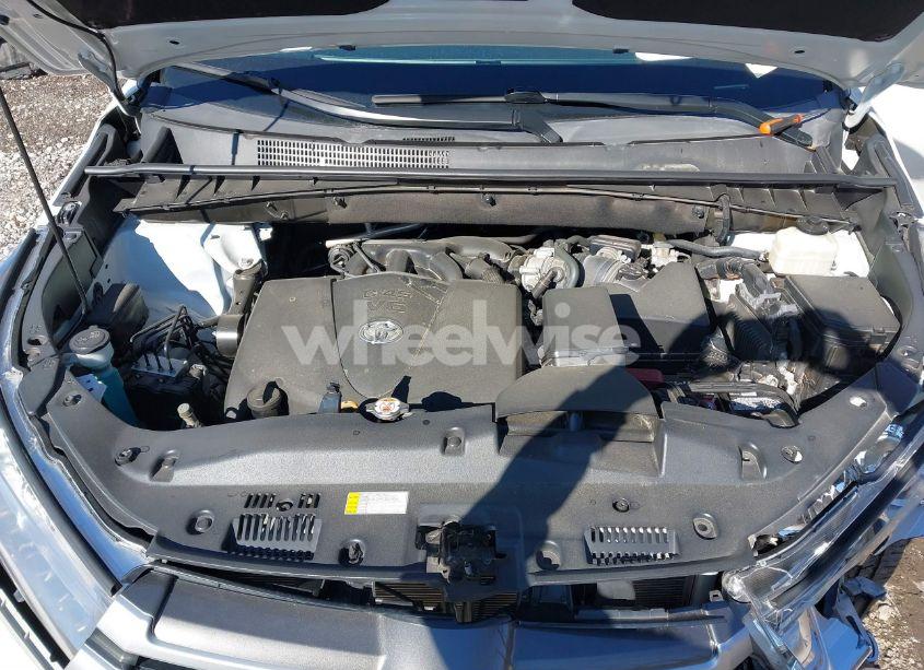 Photo 10 of 2019 Toyota Highlander XLE (VIN 5TDKZRFH2KS570503)