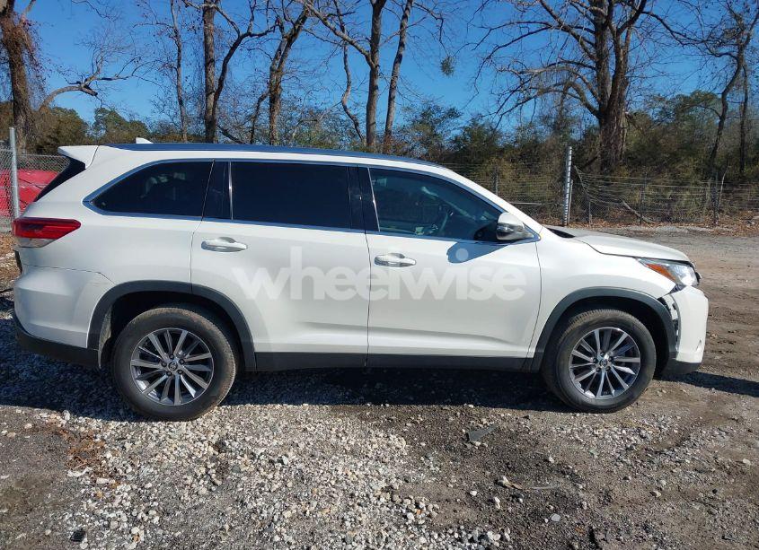 Photo 13 of 2019 Toyota Highlander XLE (VIN 5TDKZRFH2KS570503)