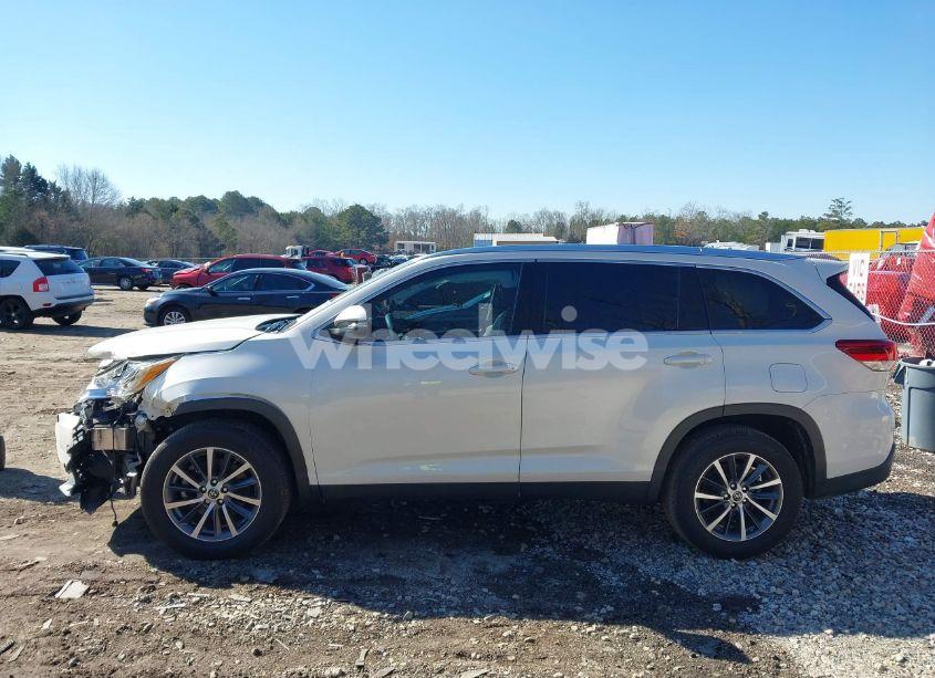 Photo 14 of 2019 Toyota Highlander XLE (VIN 5TDKZRFH2KS570503)