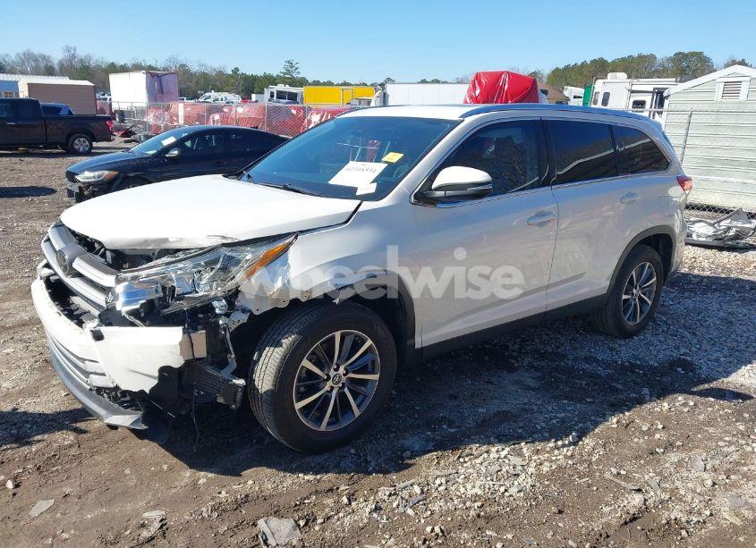 Photo 2 of 2019 Toyota Highlander XLE (VIN 5TDKZRFH2KS570503)