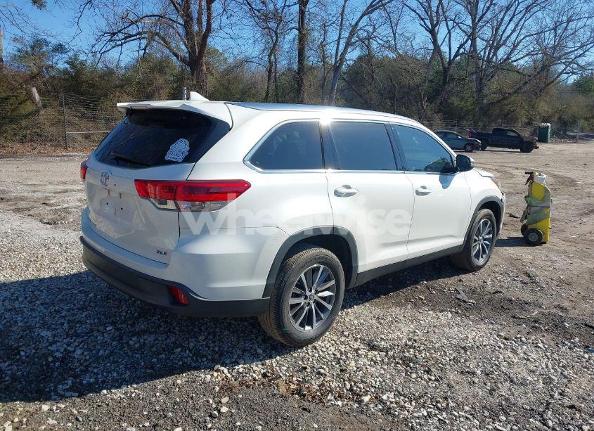 Photo 4 of 2019 Toyota Highlander XLE (VIN 5TDKZRFH2KS570503)