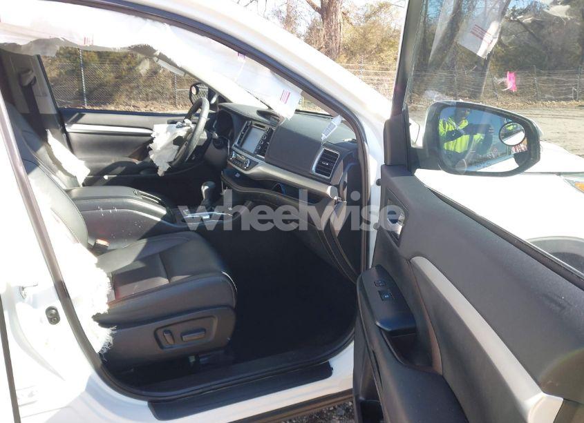 Photo 5 of 2019 Toyota Highlander XLE (VIN 5TDKZRFH2KS570503)