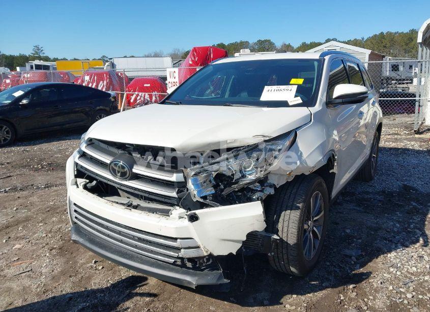Photo 6 of 2019 Toyota Highlander XLE (VIN 5TDKZRFH2KS570503)
