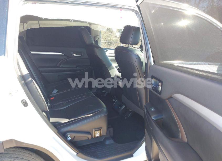 Photo 8 of 2019 Toyota Highlander XLE (VIN 5TDKZRFH2KS570503)