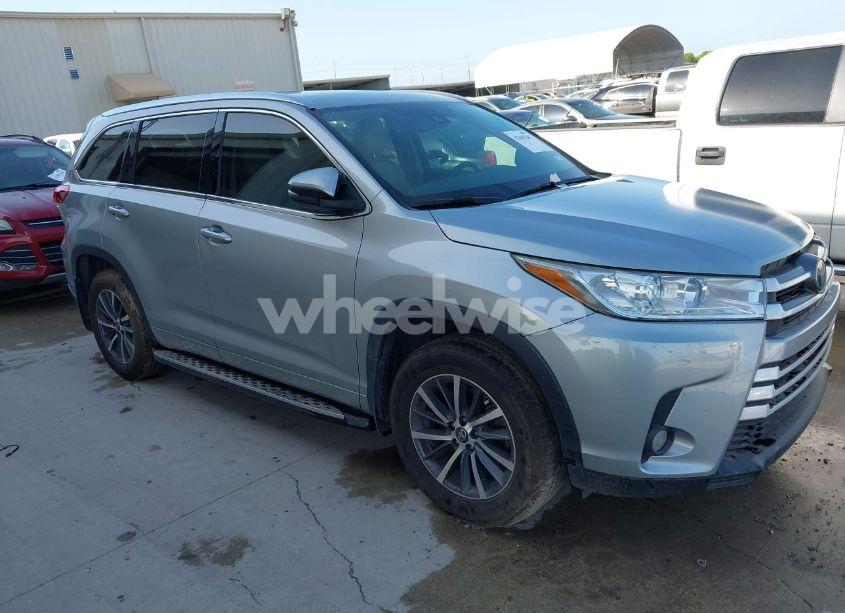 2017 Toyota Highlander XLE (VIN 5TDKZRFH3HS523991) main photo