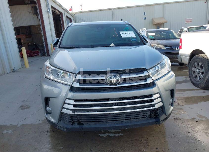 Photo 12 of 2017 Toyota Highlander XLE (VIN 5TDKZRFH3HS523991)