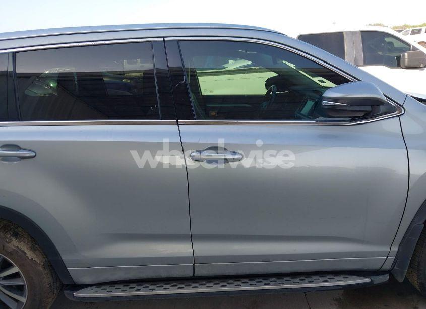 Photo 13 of 2017 Toyota Highlander XLE (VIN 5TDKZRFH3HS523991)