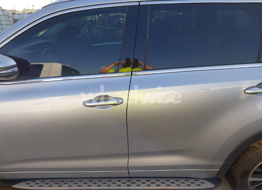 Photo 14 of 2017 Toyota Highlander XLE (VIN 5TDKZRFH3HS523991)