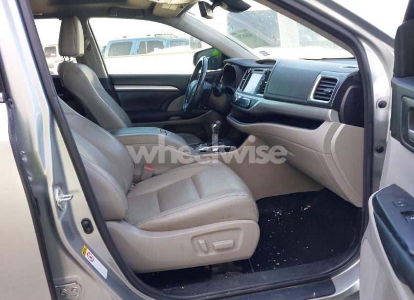 Photo 5 of 2017 Toyota Highlander XLE (VIN 5TDKZRFH3HS523991)